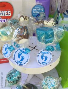 Make these easy baby shower favors- marshmallow pops with free printable favor gift tags in both pink and blue. Plus some parenting tips from "been there done that" moms. #ad #superabsorbent