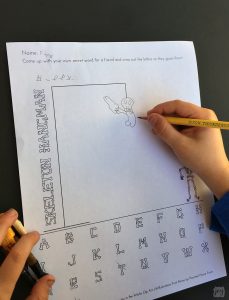 Skeleton Hangman, a Halloween version of Hangman, is the perfect printable Halloween party game- especially for a Class Halloween Party!